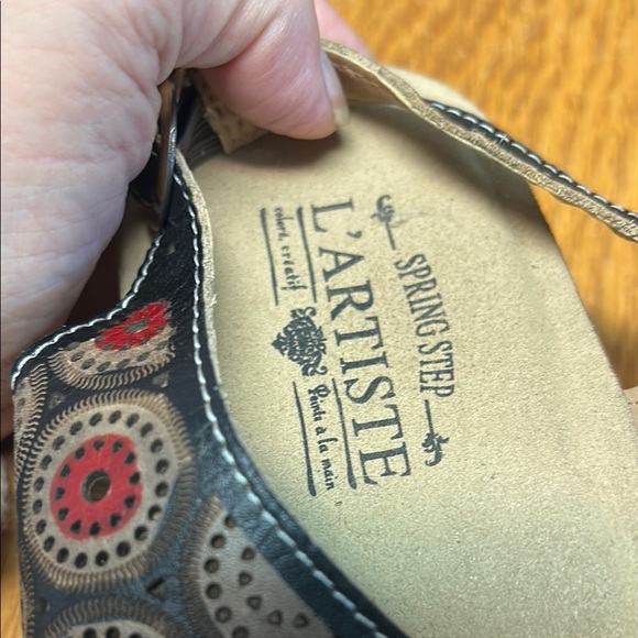 L'ATISTE Red and Black Sandals with Adjustable Straps - Picture 2 of 5